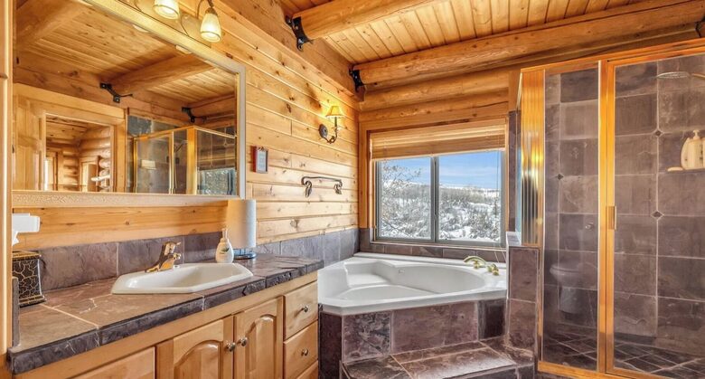 Main floor full bathroom