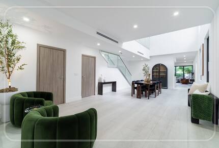 Luxury Grove Getaway – Designer Interiors & Tropical Vibes - Miami, Florida