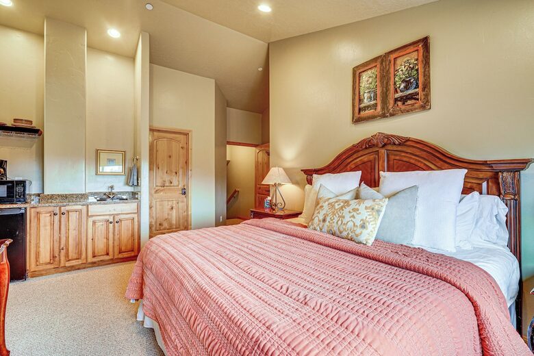 Spacious Moose Hollow Escape with Hot Tub & Mountain Views - Eden, Utah