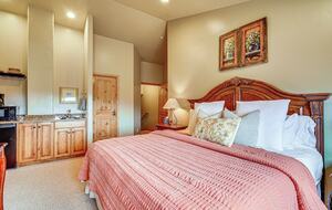 Spacious Moose Hollow Escape with Hot Tub & Mountain Views - Eden, Utah