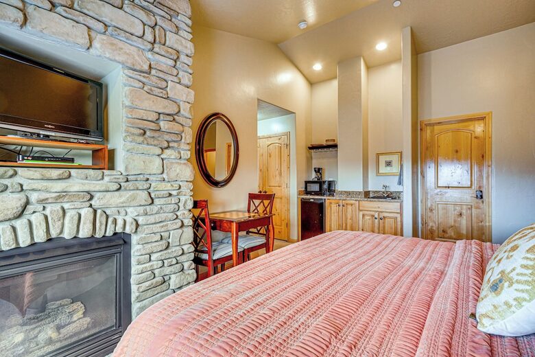 Spacious Moose Hollow Escape with Hot Tub & Mountain Views - Eden, Utah