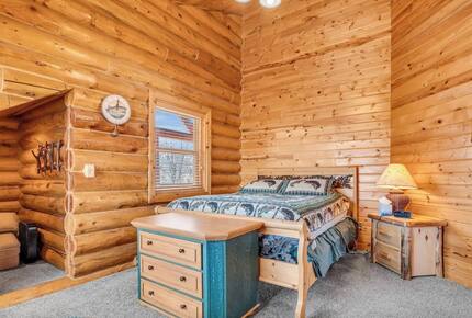 Upstairs Guest Room (1 Queen), plus small nook area