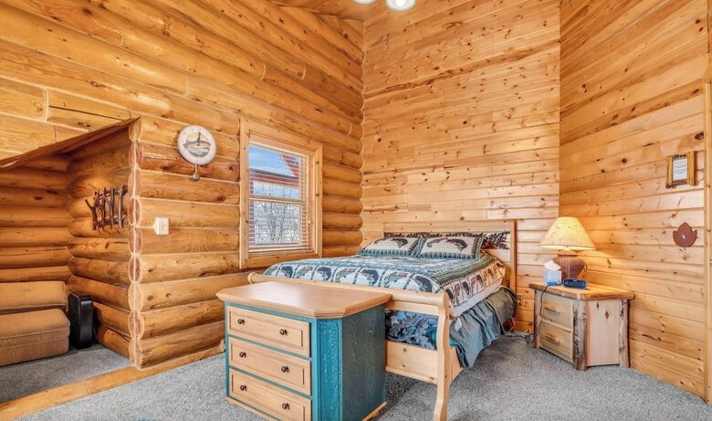 Upstairs Guest Room (1 Queen), plus small nook area