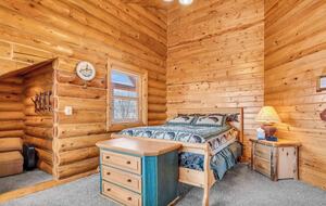 Upstairs Guest Room (1 Queen), plus small nook area