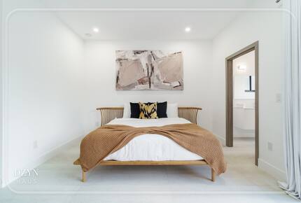 Luxury Grove Getaway – Designer Interiors & Tropical Vibes - Miami, Florida