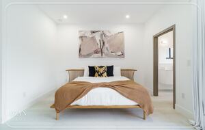 Luxury Grove Getaway – Designer Interiors & Tropical Vibes - Miami, Florida