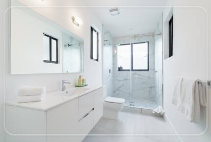 Luxury Grove Getaway – Designer Interiors & Tropical Vibes - Miami, Florida