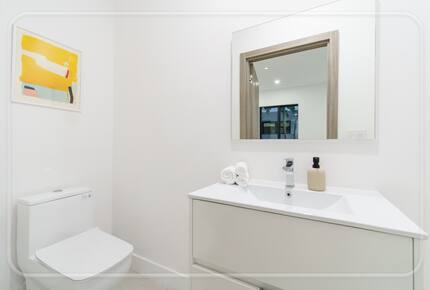 Luxury Grove Getaway – Designer Interiors & Tropical Vibes - Miami, Florida