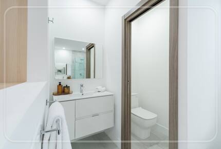 Luxury Grove Getaway – Designer Interiors & Tropical Vibes - Miami, Florida