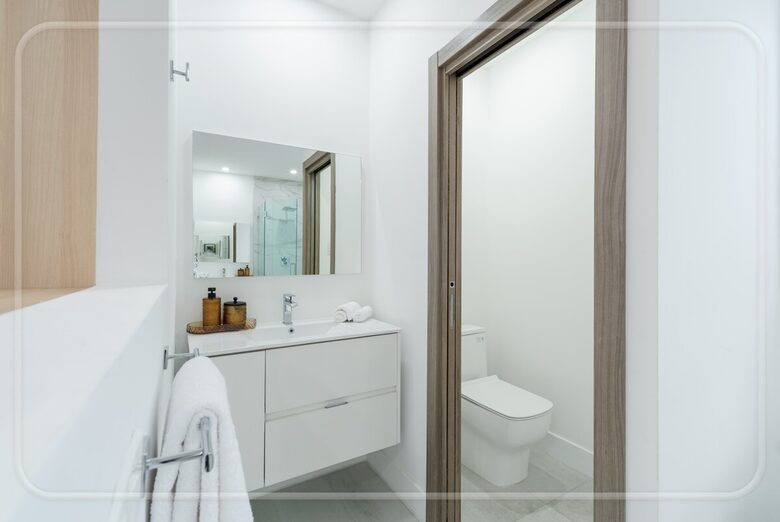 Luxury Grove Getaway – Designer Interiors & Tropical Vibes - Miami, Florida