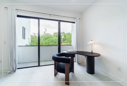 Luxury Grove Getaway – Designer Interiors & Tropical Vibes - Miami, Florida