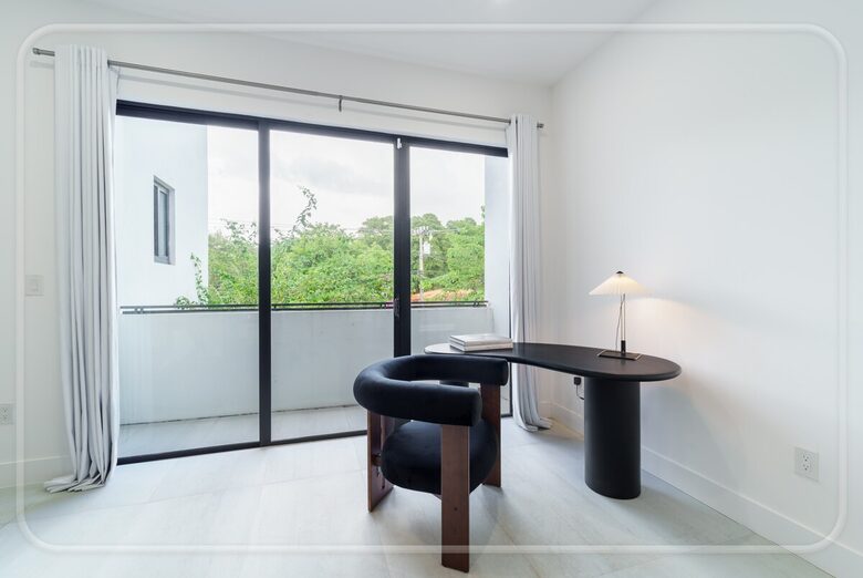 Luxury Grove Getaway – Designer Interiors & Tropical Vibes - Miami, Florida