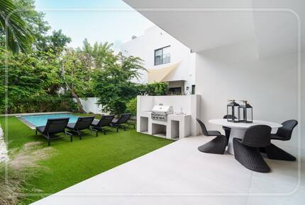 Luxury Grove Getaway – Designer Interiors & Tropical Vibes - Miami, Florida