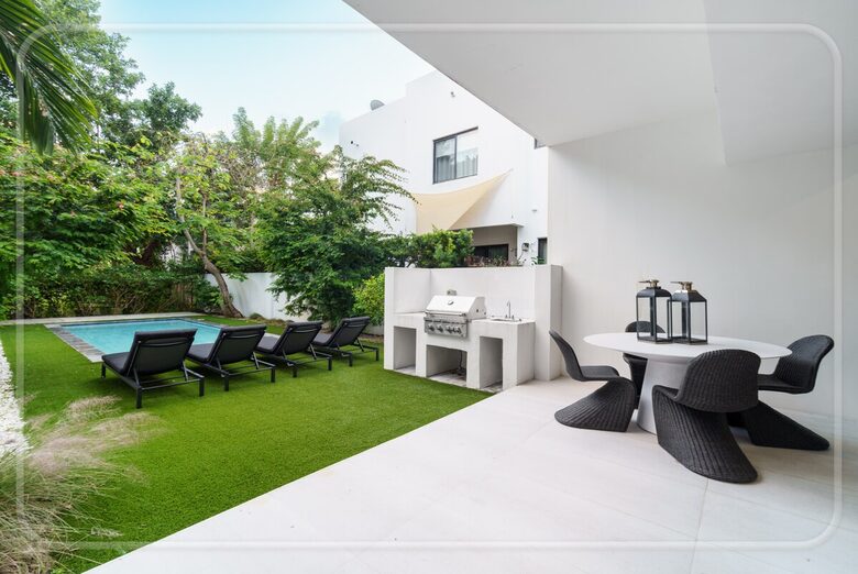 Luxury Grove Getaway – Designer Interiors & Tropical Vibes - Miami, Florida