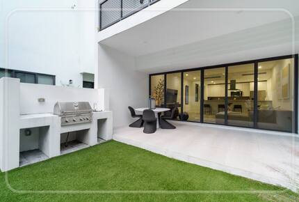 Luxury Grove Getaway – Designer Interiors & Tropical Vibes - Miami, Florida