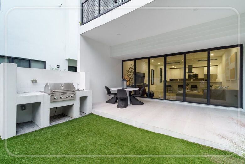 Luxury Grove Getaway – Designer Interiors & Tropical Vibes - Miami, Florida