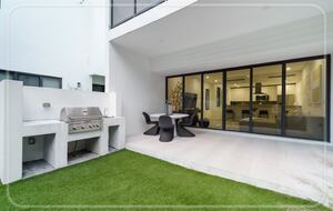 Luxury Grove Getaway – Designer Interiors & Tropical Vibes - Miami, Florida