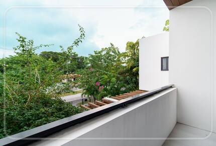 Luxury Grove Getaway – Designer Interiors & Tropical Vibes - Miami, Florida