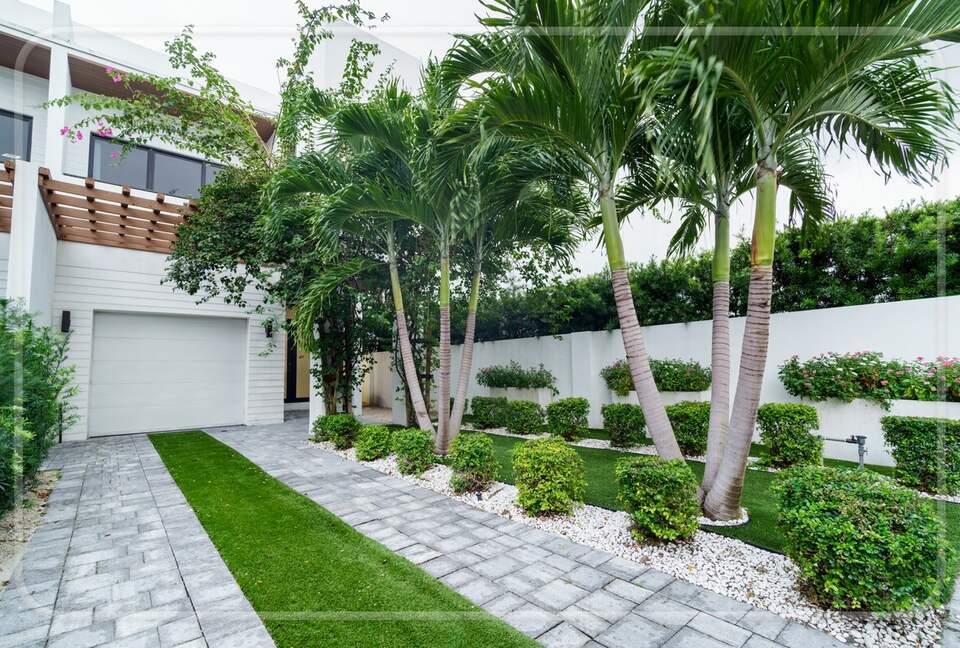 Luxury Grove Getaway – Designer Interiors & Tropical Vibes - Miami, Florida