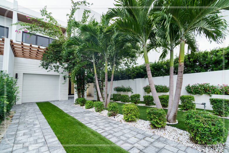 Luxury Grove Getaway – Designer Interiors & Tropical Vibes - Miami, Florida