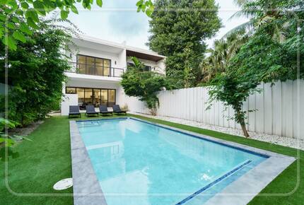 Luxury Grove Getaway – Designer Interiors & Tropical Vibes - Miami, Florida