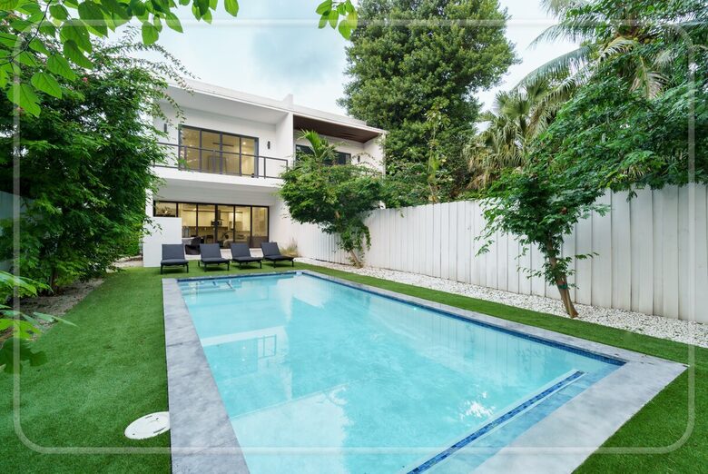 Luxury Grove Getaway – Designer Interiors & Tropical Vibes - Miami, Florida