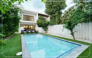 Luxury Grove Getaway – Designer Interiors & Tropical Vibes - Miami, Florida