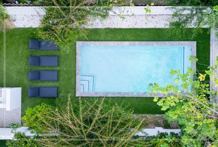 Luxury Grove Getaway – Designer Interiors & Tropical Vibes - Miami, Florida