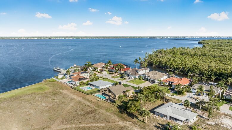 Grand River View | Waterfront Haven in Cape Coral - Cape Coral, Florida