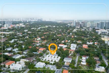 Luxury Grove Getaway – Designer Interiors & Tropical Vibes - Miami, Florida