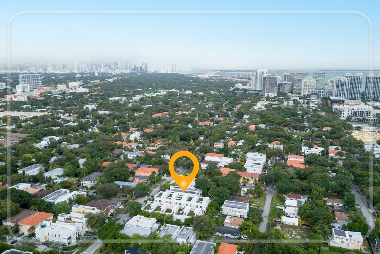 Luxury Grove Getaway – Designer Interiors & Tropical Vibes - Miami, Florida