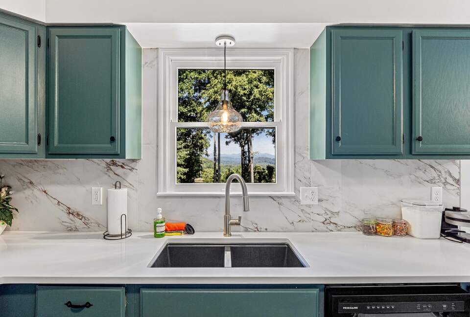 Modern Ridgeview Escape near Asheville - Horse Shoe, North Carolina