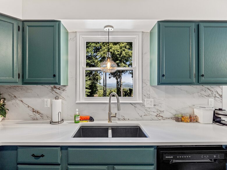 Modern Ridgeview Escape near Asheville - Horse Shoe, North Carolina