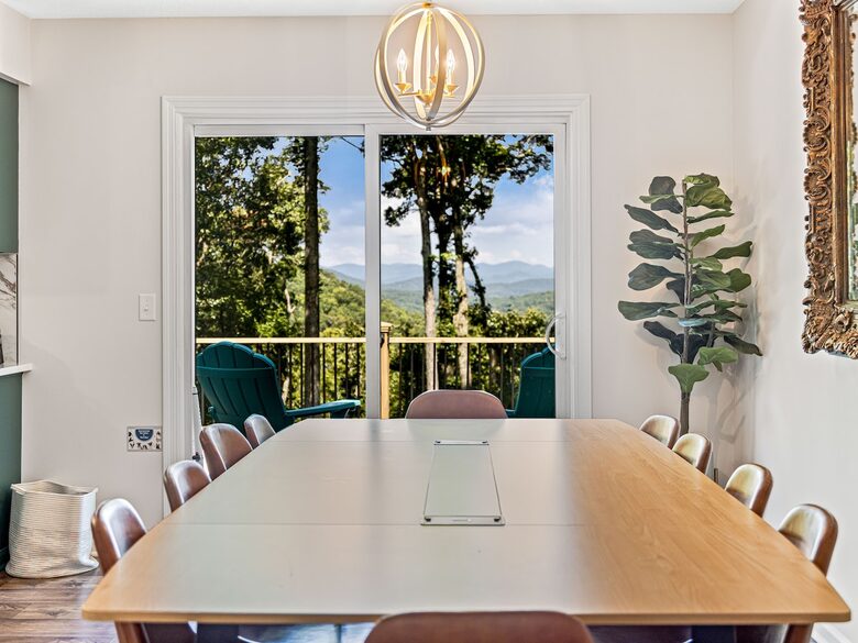 Modern Ridgeview Escape near Asheville - Horse Shoe, North Carolina