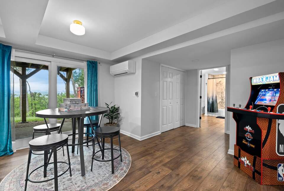 Modern Ridgeview Escape near Asheville - Horse Shoe, North Carolina