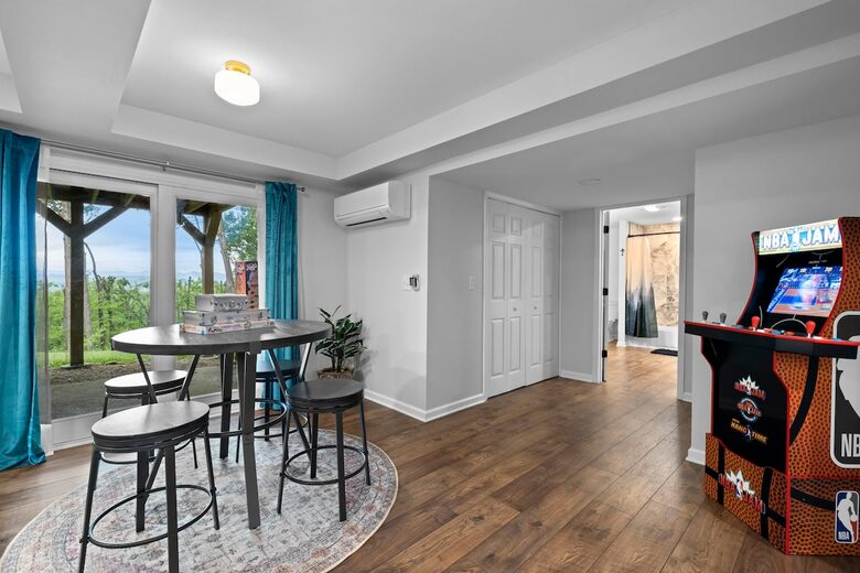 Modern Ridgeview Escape near Asheville - Horse Shoe, North Carolina