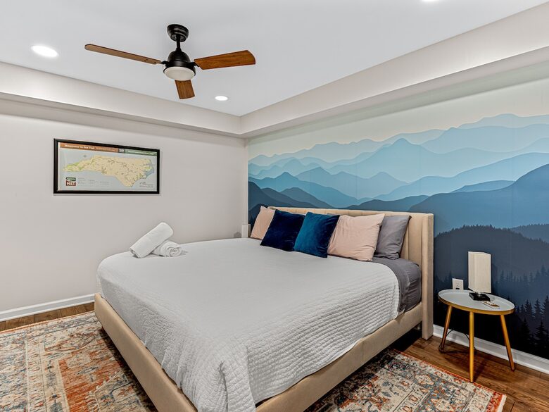 Modern Ridgeview Escape near Asheville - Horse Shoe, North Carolina