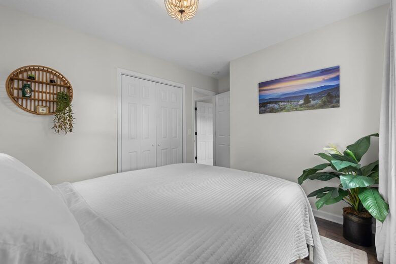 Modern Ridgeview Escape near Asheville - Horse Shoe, North Carolina