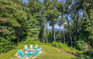 Modern Ridgeview Escape near Asheville - Horse Shoe, North Carolina
