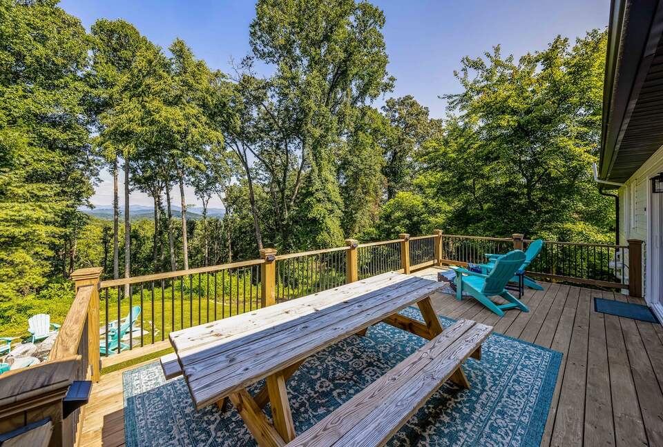Modern Ridgeview Escape near Asheville - Horse Shoe, North Carolina