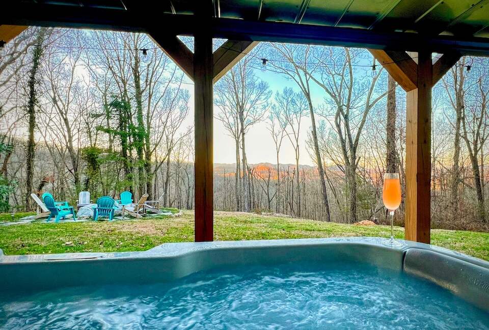 Modern Ridgeview Escape near Asheville - Horse Shoe, North Carolina