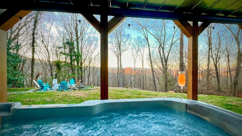 Modern Ridgeview Escape near Asheville - Horse Shoe, North Carolina