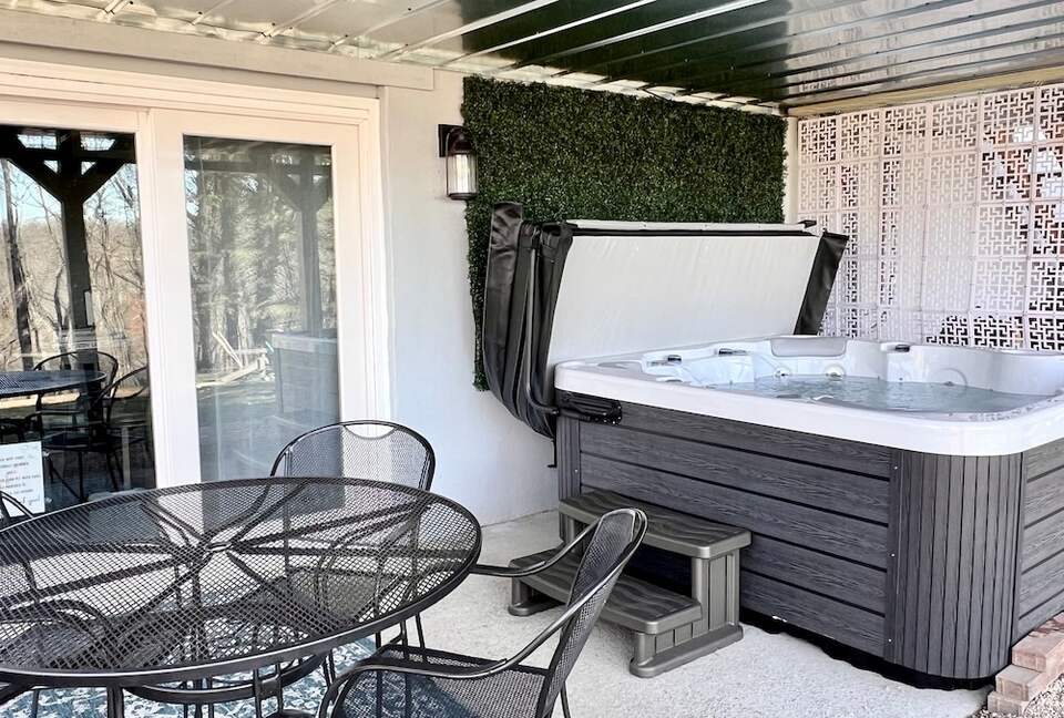 Modern Ridgeview Escape near Asheville - Horse Shoe, North Carolina