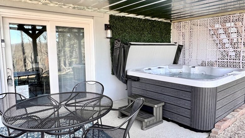 Modern Ridgeview Escape near Asheville - Horse Shoe, North Carolina