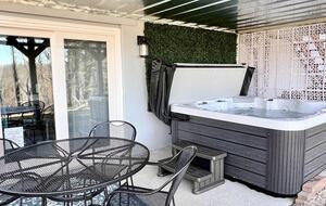 Modern Ridgeview Escape near Asheville - Horse Shoe, North Carolina