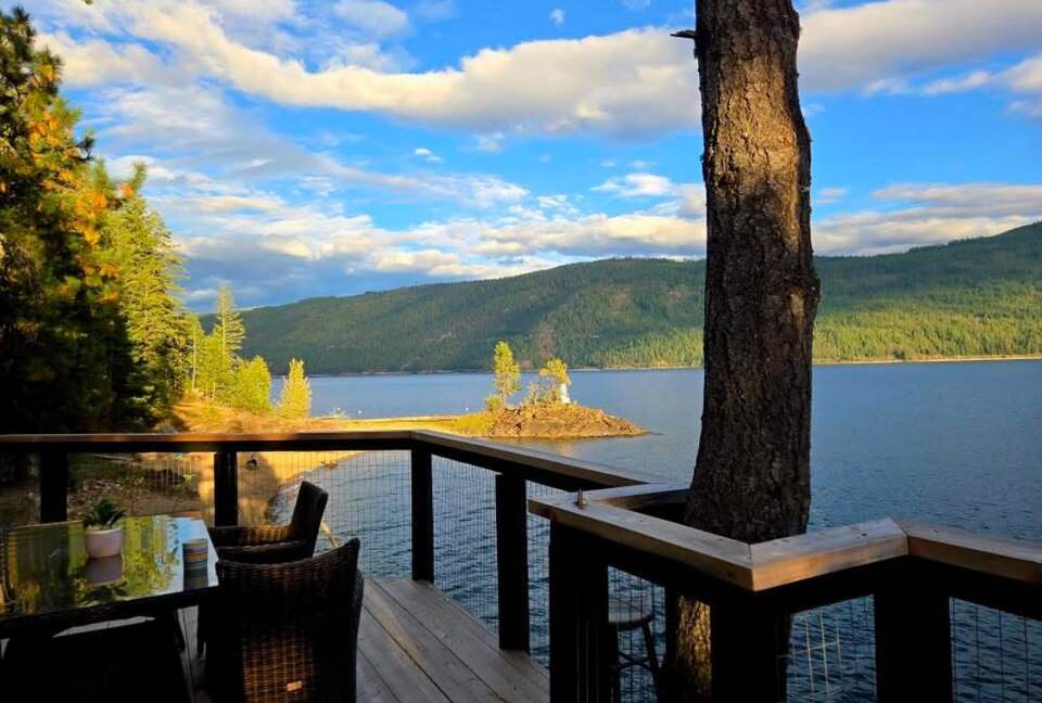 Tranquil Two-Level Retreat on the Shores of Tappen - Tappen, Canada