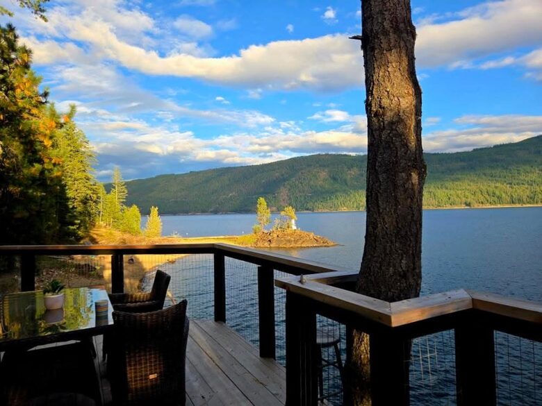 Tranquil Two-Level Retreat on the Shores of Tappen - Tappen, Canada