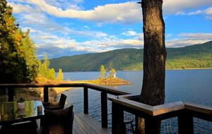 Tranquil Two-Level Retreat on the Shores of Tappen - Tappen, Canada