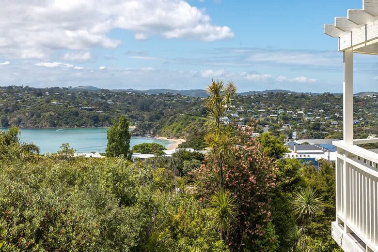 Coastal Comfort | Sunny Waiheke Stay with Ocean Outlook - Waiheke Island, New Zealand