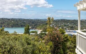 Coastal Comfort | Sunny Waiheke Stay with Ocean Outlook - Waiheke Island, New Zealand